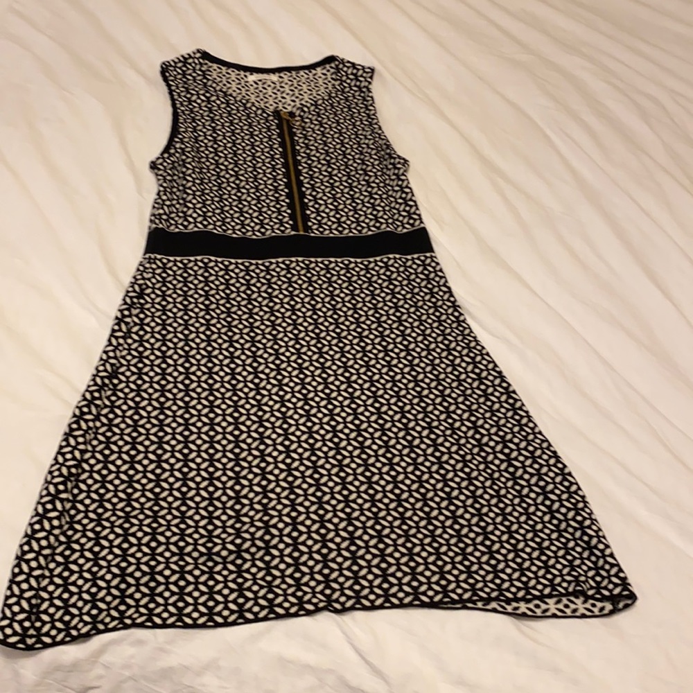 Short wool black and white dress with zipper !